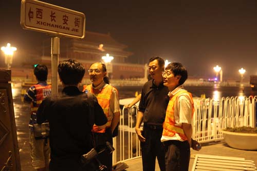 交通部公路院院長周偉在長安街橡膠瀝青路面施工現(xiàn)場進(jìn)行技術(shù)指導(dǎo)