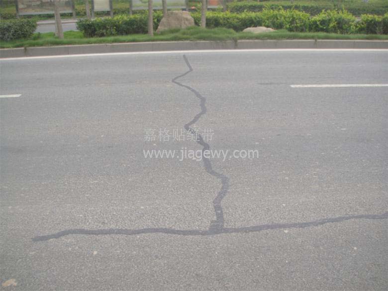 滁州道路裂縫貼縫帶處理效果