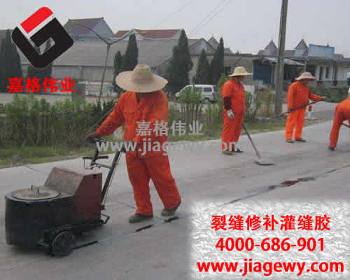 萬通公路養(yǎng)護隊停止瀝青灌縫膠灌縫作業(yè)，確保高考學生安全通暢出行