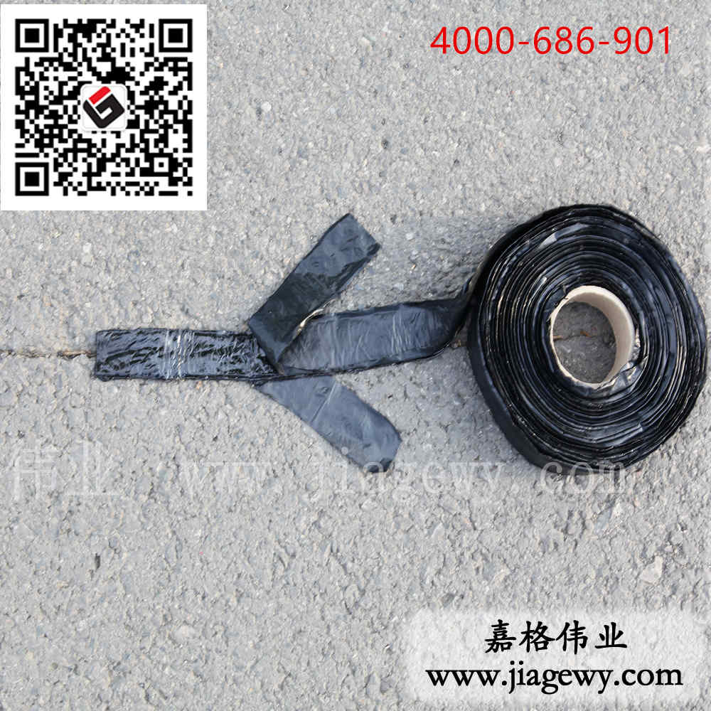 十年里小唐踏遍千山萬水，使用瀝青貼縫帶養(yǎng)護道路裂縫