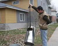 路面創(chuàng)可貼貼縫帶醫(yī)治了遍體鱗傷的公路裂縫