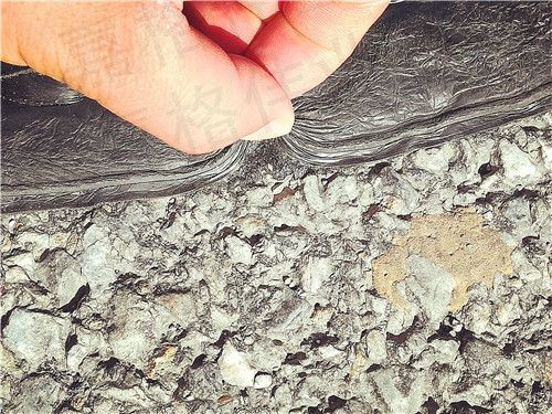 公路路面裂縫貼能粘的住么？